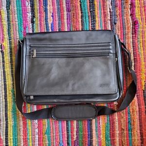 Kenneth Cole Reaction Messenger Bag